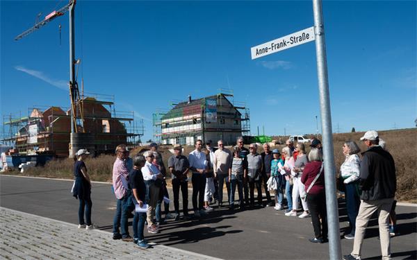 Der Spaziergang mit dem Bürgermeister führte auch durch das Neubaugebiet. GB-Foto: Schmidt