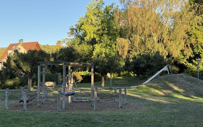 Der Spielplatz am Kirchplatz ist erheblich sanierungsbedürftig. GB-Foto: Holzapfel