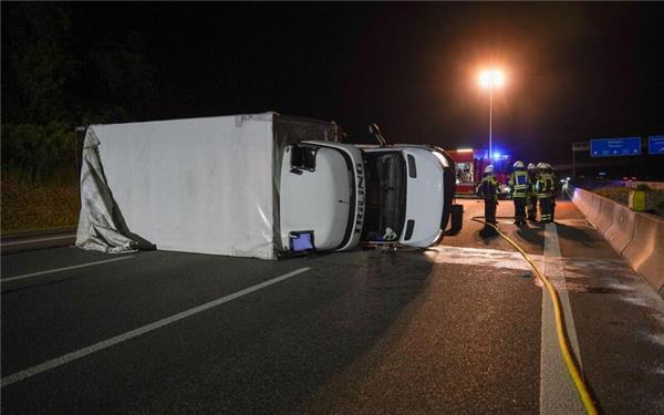 Der Sprinter rammte linksseitig die Betonschutzwand am Mittelstreifen. GB-Foto: SDMG/Dettenmeyer