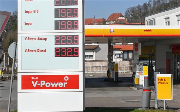 Der Spritpreis hält die Autofahrer auf Trab und das Ende der Fahnenstange dürfte noch nicht einmal erreicht sein. GB-Foto: Vecsey