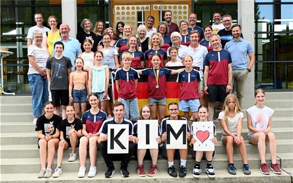 Der Stolz ist ihr ins Gesicht geschrieben: Die DM-Zweite bei den Schülern, Kim Zarnetzki (Mitte, mit Medaille) freut sich über den Empfang in Nufringen. GB-Foto: Holom
