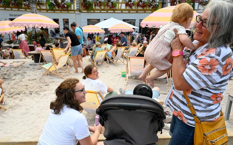 Der „StrandSommer“ bringt Leben in die Stadt. Das Bild verändert sich im Laufe des Samstags mehrere Male. GB-Foto: Holom