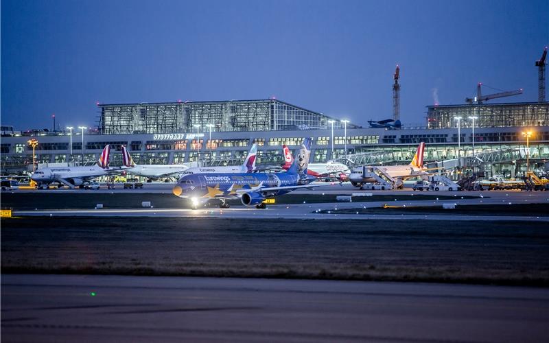 Der Stuttgarter Flughafen ist nicht nur in den Ferien ein stark frequentierter Verkehrsknotenpunkt GB-Foto: gb
