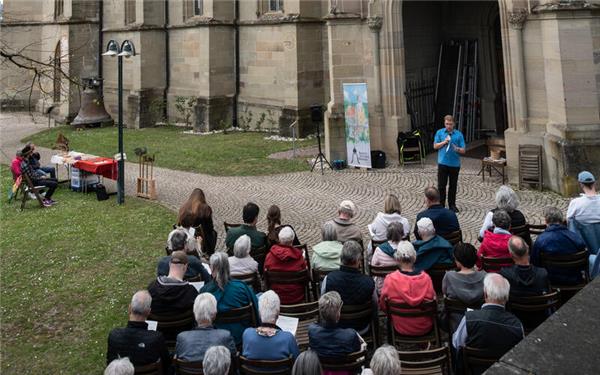 Der Stuttgarter Glockensachverständige Dr. Klaus Hammer lässt die Besucher an der Stiftskirche viel Interessantes über das Thema Glocken wissen. GB-Foto: Schmidt