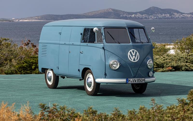 Der T1 Kastenwagen „Sofie“ von 1950 (links) und der T1 als Sondermodell „Sambabus“ aus dem Jahr 1963. GB-Foto