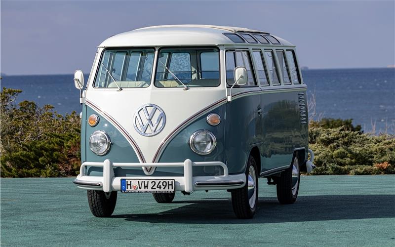Happy Birthday Bulli Der T1 Kastenwagen „Sofie“ von 1950 (links) und der T1 als Sondermodell „Sambabus“ aus dem Jahr 1963. GB-Foto