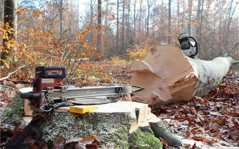 Der TR300 ist ein ferngesteuerter Fällkeil, der die Forstwirte bei der Baumfällung unterstützt.GB-Foto: Forstbezirk Schönbuch