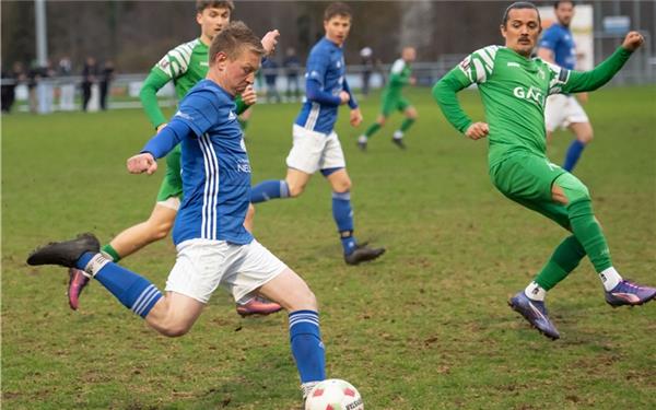Der TSV Kuppingen (blau) glaubte bis zum Ende an sich und wurde belohnt. GB-Foto: Vecsey