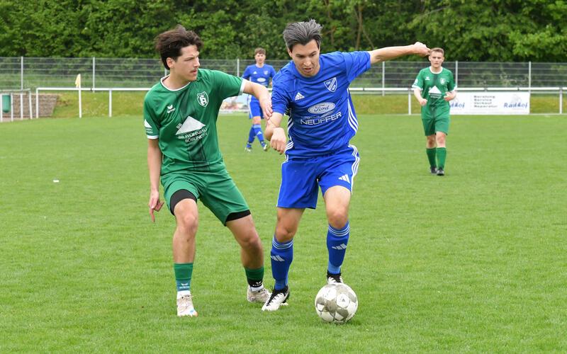 Der TSV Kuppingen (blau) machte den Sieg in den Schlussminuten perfekt. GB-Foto: Holom
