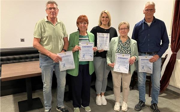 Der TSV Öschelbronn zeichnete langjährige Mitglieder aus (von links) Jürgen Schäberle (60 Jahre Mitglied), Johanna Grasy (50 Jahre), Jessica Hätinger (40 Jahre), Karin Koch (50 Jahre), Hans Schikotanz (60 Jahre).GB-Foto: gb