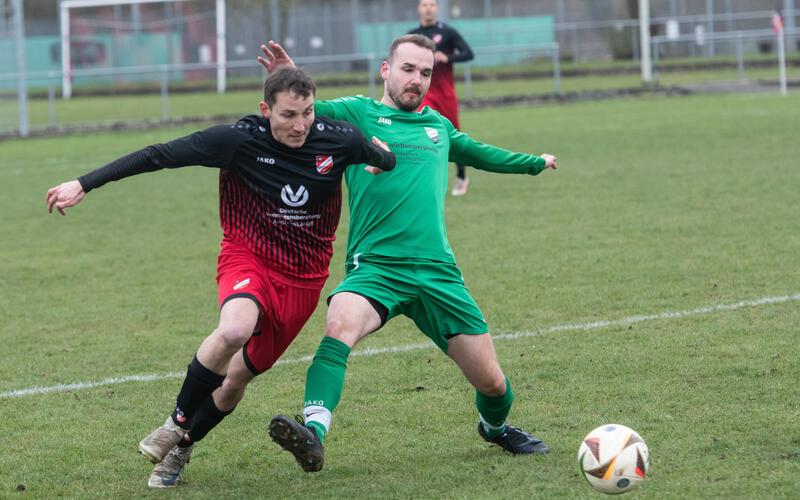 Der TV Gültstein hat mutig gespielt: Hier zieht Darius Santin (links) am Altdorfer Gegenspieler vorbei. GB-Foto: Schmidt