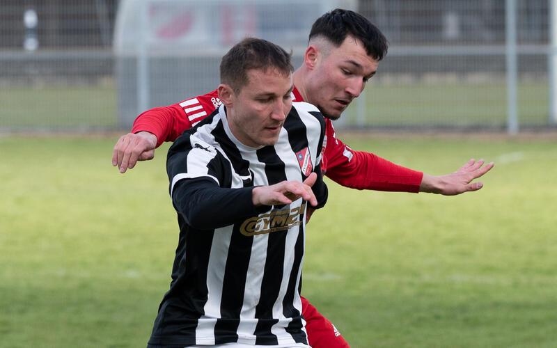 Der TV Gültstein (schwarz-weiß) hielt gegen den Türk. SV gut dagegen. GB-Foto: Vecsey