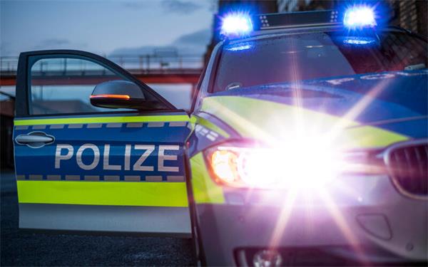 Polizeidienstfahrtzeug mit Blaulicht