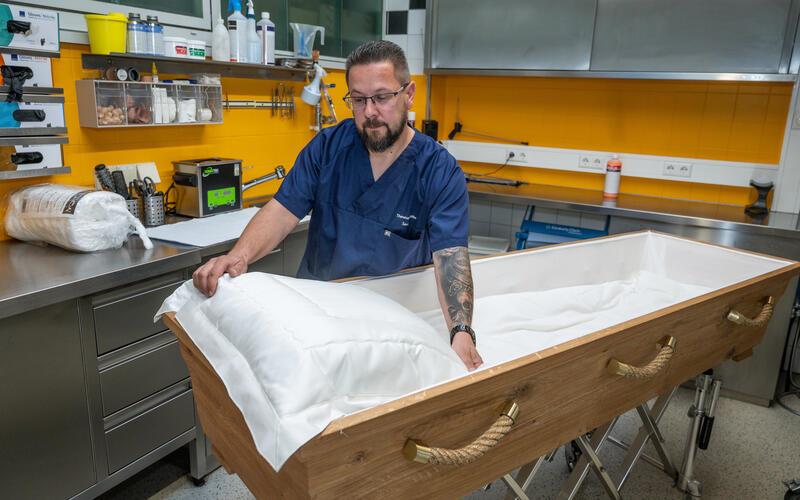 Der Thanatopraktiker Sascha Kohlen hat dieses Jahr die außergewöhnliche Fachausbildung geschafft. GB-Foto: Schmidt