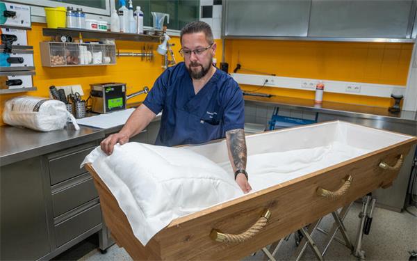 Der Thanatopraktiker Sascha Kohlen hat dieses Jahr die außergewöhnliche Fachausbildung geschafft. GB-Foto: Schmidt