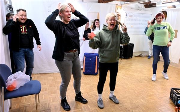 Der Theatergruppe des Rohrauer Harmonika-Spielrings führt das Stück fünfmal auf. GB-Foto: Holom