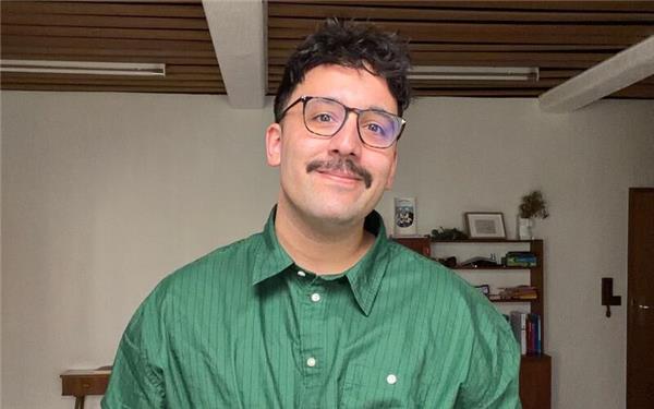 Der Therapeut Lukas Maher informiert auch seinem Instagram-Kanal „@systemischegesundheit“ über sein Fachgebiet. In seinem Buch „Trigger, Trauma, toxisch: Die 45 größten Mental-Health-Irrtümer“ klärt der Autor über falsche Begriffsverwendungen und deren eigentliche Hintergründe auf. GB-Foto: Priotto