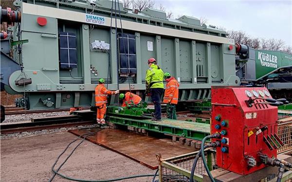 Der Transformator verlässt das Gleis seitlich auf Schienen. Das hydraulische Zugsystem dafür wird hier aufgebaut. GB-Fotos