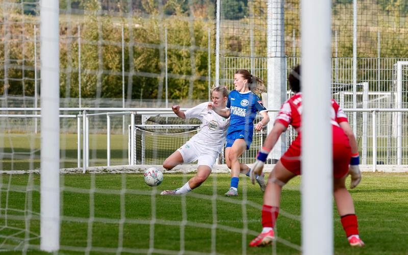 Der Treffer von Lina Bleif (links) war zu wenig für den VfL Herrenberg. GB-Foto: Eibner/Jäger