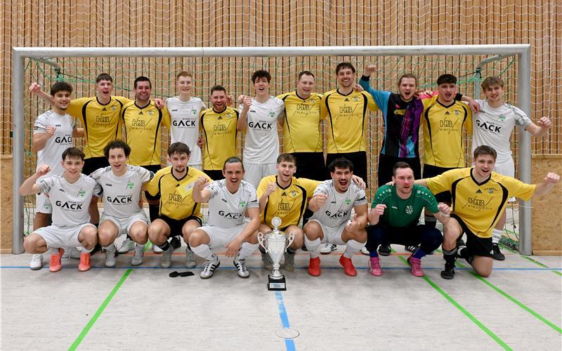 Der Turniersieger VfL Herrenberg (weiß) und der SV Deckenpfronn lieferten sich ein intensives Finale. GB-Foto: Holom