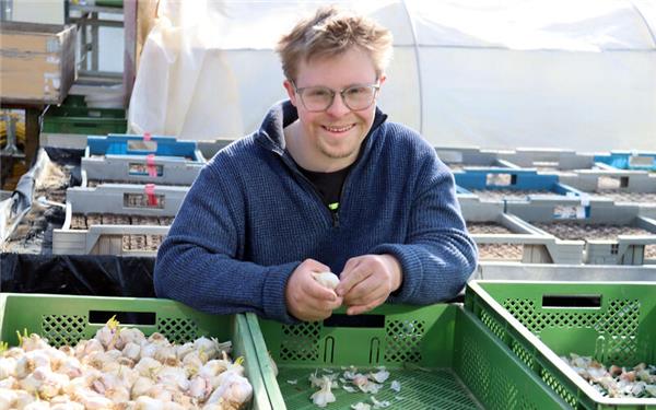 Der Umgang mit Pflanzen und Menschen in der Gärtnerei der Dorfgemeinschaft gefällt Peter Neumann sehr. GB-Foto: Priotto