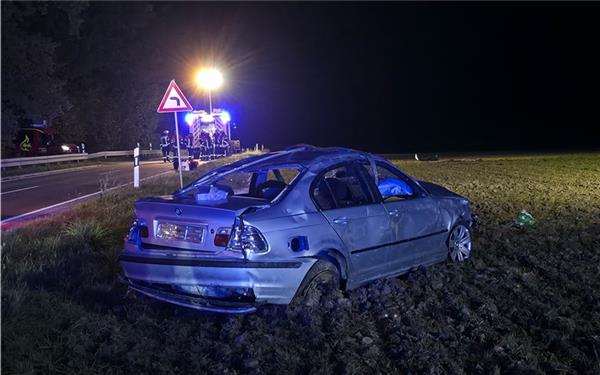 Der Unfallfahrer des BMW ließ das lädierte Fahrzeug am Freitagabend mitsamt einer verletzten Beifahrerin zurück. GB-Foto: SDMG/Dettenmeyer