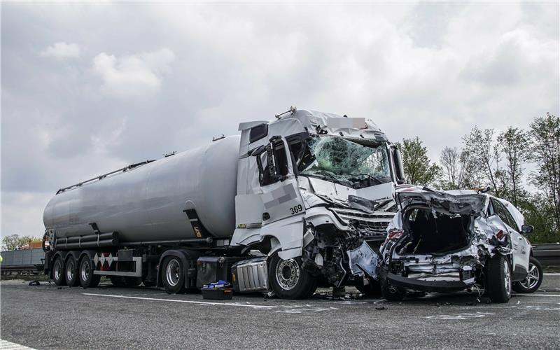 Lastwagen erfasst zwei Männer Der Unfallverursacher musste sich einer Blutentnahme unterziehen, da laut Polizei-Angaben der Verdacht besteht, er könnte unter dem Einfluss von Alkohol gefahren sein. GB-Foto: SDMG/Dettenmeyer