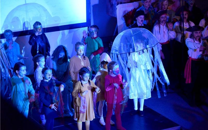 Auf der Suche nach dem Scheinriesen Der Unterjettinger Kinder- und Teenie-Chor bindet sein Publikum mit in die Handlung ein GB-Foto: Holom