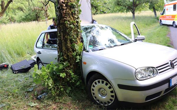 Der VW Golf prallte seitlich gegen einen Baum. GB-Foto: SDMG/Dettenmeyer