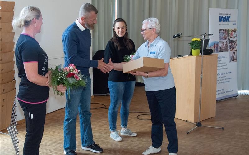 Der VdK-Ortsverband Jettingen hat neue Mitglieder: Von links Valentina Miller, Dr. Tobias Krüger und Sarena Rühle. Sabine Lüth(Vorsitzende VdK) freut sich, sie begrüßen zu können. GB-Foto: Vecsey