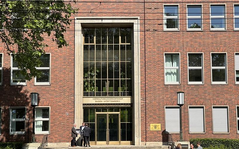 Der Verwaltungsgerichtshof muss über die Gültigkeit des Bebauungsplans „Schlossblick“ in Entringen entscheiden. Gestern Vormittag trafen sich Kläger und Vertreter der Gemeinde Ammerbuch im badischen Mannheim. GB-Foto: gb