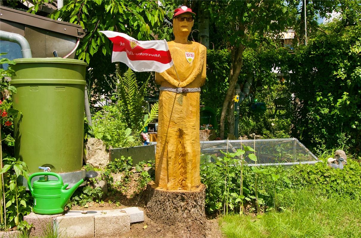 Der VfB hat einen neuen Fan, ein ganzer Kerl aus Holz geschnitzt, weiß Eugen Zim...