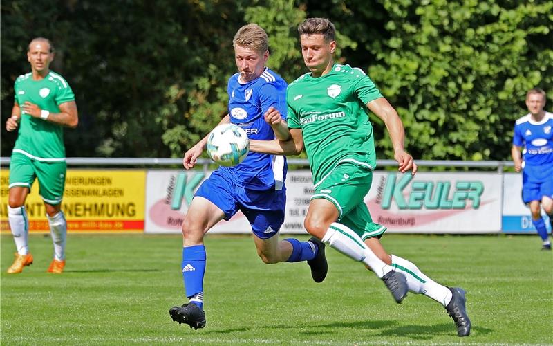 Der VfL Herrenberg (grün) musste in Kuppingen richtig dagegenhalten GB-Foto: Priestersbach