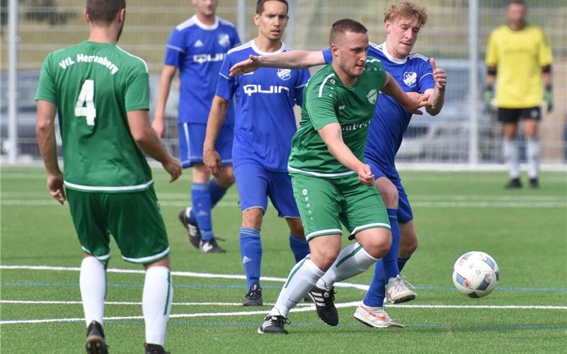 Herrenberg und Deckenpfronn im Pokal-Halbfinale Der VfL Herrenberg (grün) setzte sich beim SV Rohrau glücklich durch. GB-Foto: Vecsey