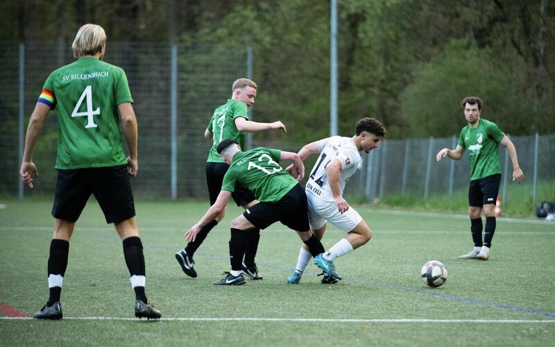 Der VfL Herrenberg (hier Merwan Ben Frej/weiß) musste sich gegen giftige Sillenbucher wehren.GB-Foto: Eibner/Ulmer