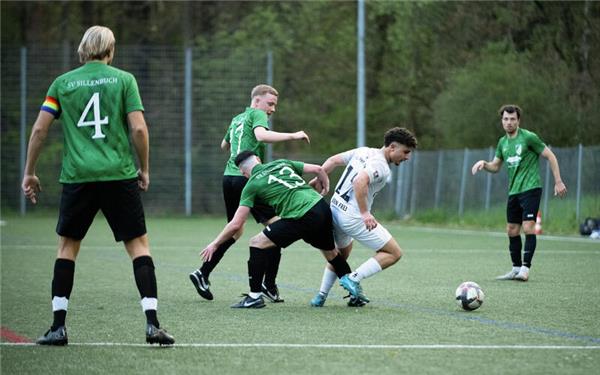 Der VfL Herrenberg (hier Merwan Ben Frej/weiß) musste sich gegen giftige Sillenbucher wehren.GB-Foto: Eibner/Ulmer