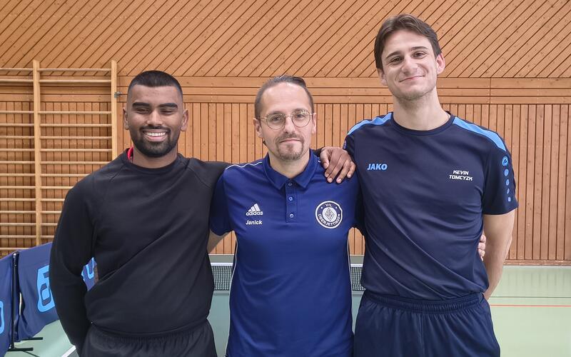 Der VfL Oberjettingen investiert in die Nachwuchsarbeit: Der neue Trainer Keilas Thamaraiselvam (von links), Abteilungsleiter Janick Schache und Jugendleiter Kevin Tomczyk. GB-Foto: gb