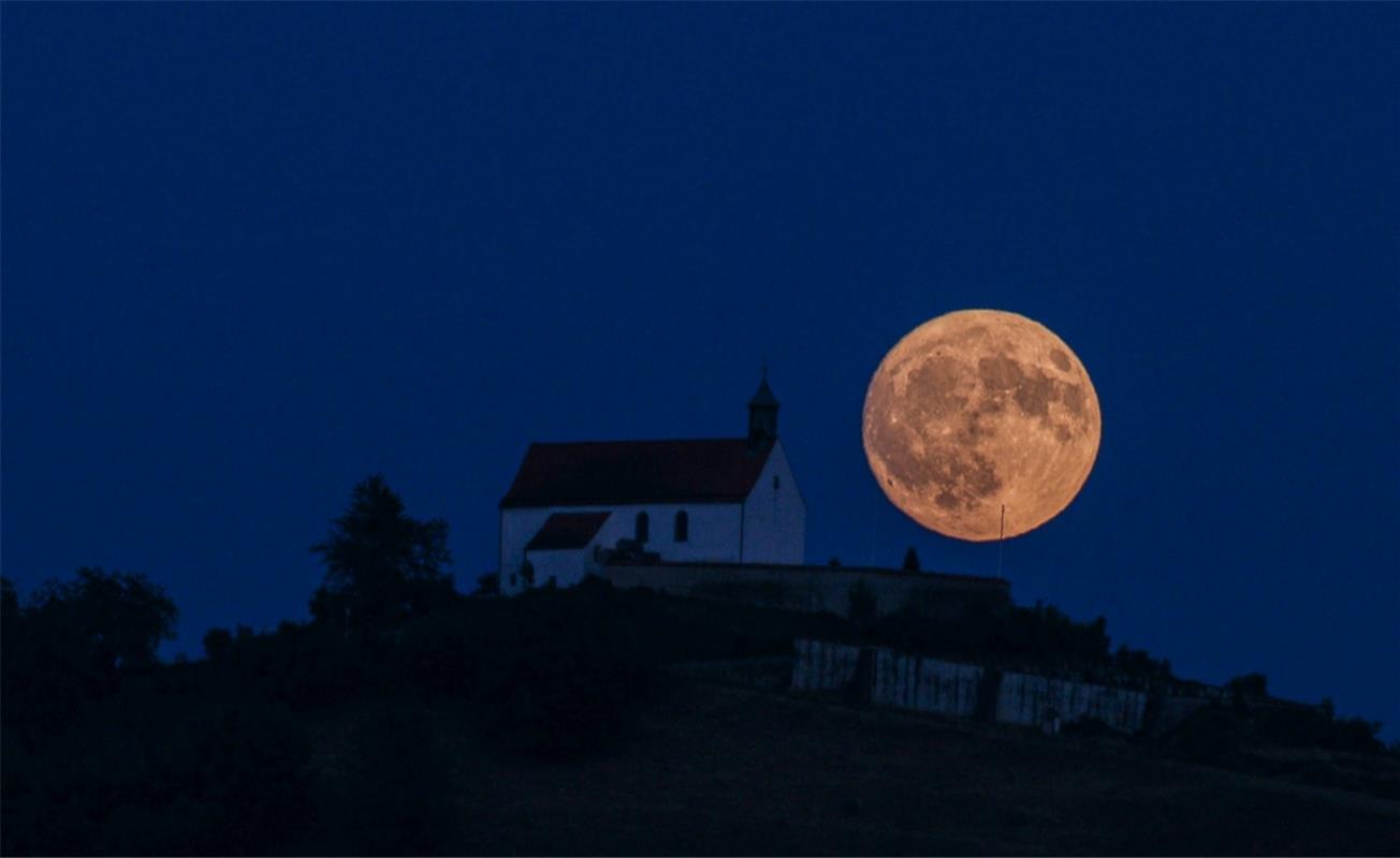 Der Vollmond an der Wurmlinger Kapelle.  Von Natalie Politz aus Hildrizhausen.