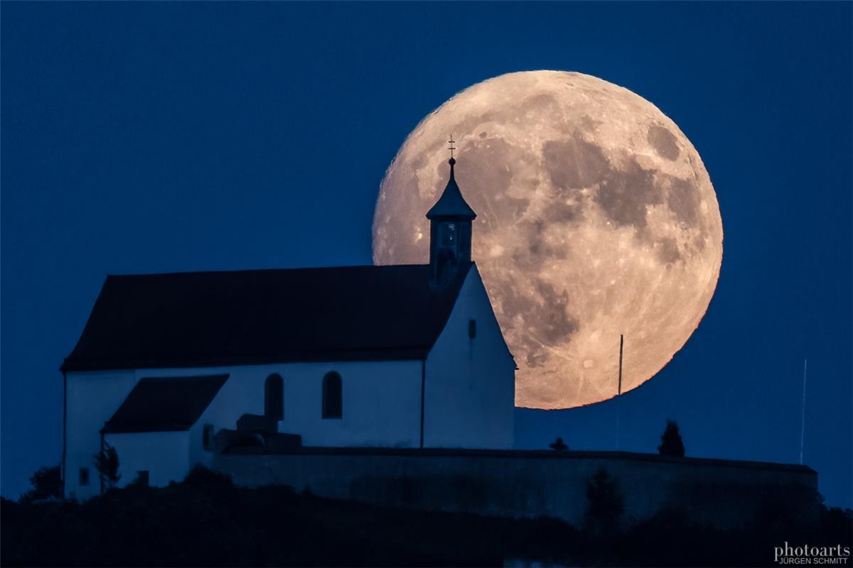 Der Vollmond, im Juli auch Donnermond genannt, mit der Wurmlinger Kapelle im Vor...