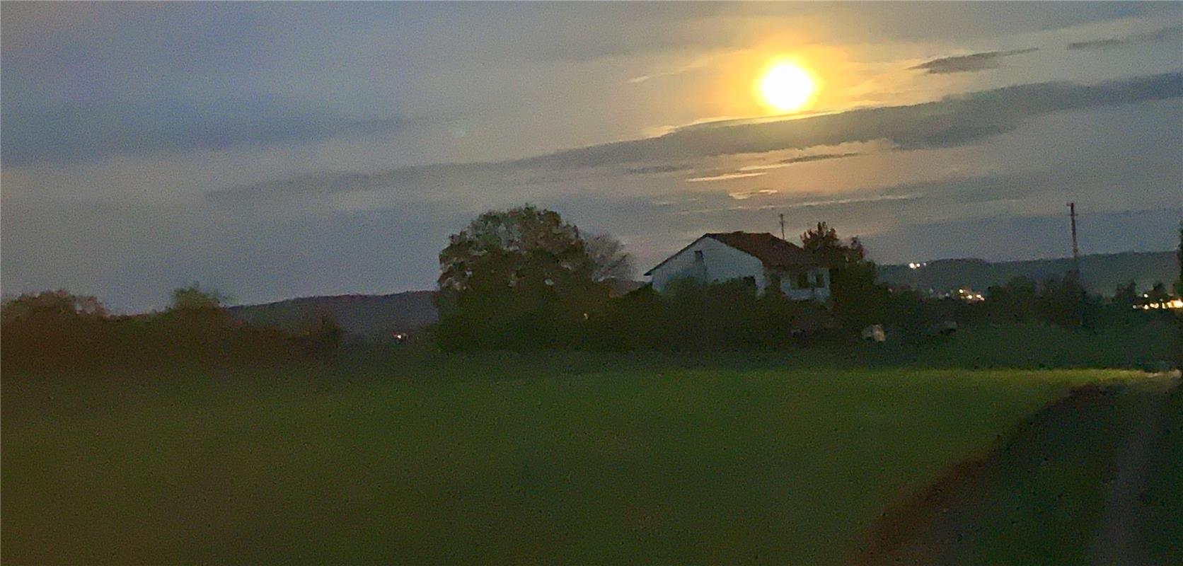 Der Vollmond schafft ein Landschaftsaquarell. Von Minja Rollinson aus Gäufelden.