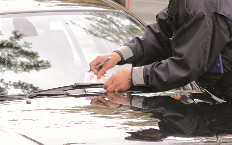 Der Vollzugsdienst soll die Polizei entlasten, indem er den ruhenden Verkehr überwacht. GB-Foto: Peterchen - stock.adobe.com