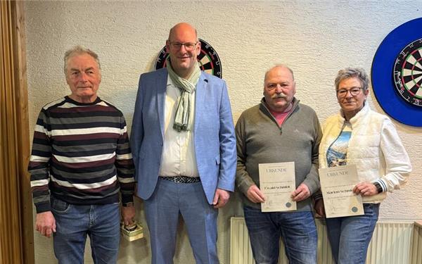 Der Vorsitzende Armin Habitzreuther (Zweiter von links) zeichnete Heinz Weiss (links), Ewald Schmidt und Marion Schmidt aus. GB-Foto: Draaijer