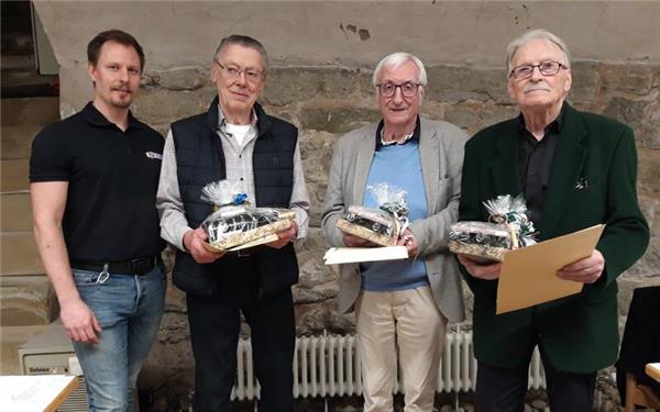 Der Vorsitzende Christof Dengler (links) ehrte im Rahmen der Hauptversammlung des MSC Herrenberg die langjährigen Mitglieder Hans Holz (65 Jahre im Club), Eberhard Mai und Klaus Gack (60 Jahre). GB-Foto: Jackson