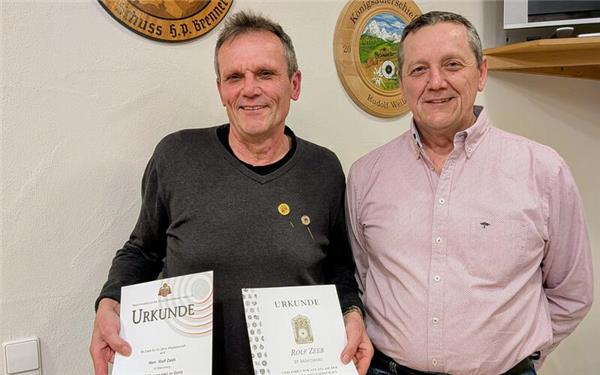 Der Vorsitzende Dieter Zeeb (rechts) zeichnete Rolf Zeeb für 50 Jahre Mitgliedschaft im Schützenverein Mönchberg aus. GB-Foto: Bayer