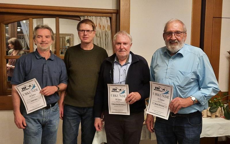 Der Vorsitzende Swen Holtmann (Zweiter von links) ehrte Armin Klos (30 Jahre Mitgliedschaft/links), Hans-Joachim Pross (30 Jahre/Zweiter von rechts) und Bruno Brenner(70 Jahre). GB-Foto: Neugebauer