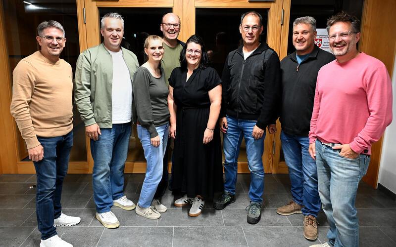 Der Vorstand der neuen „Kuppinger Backkultur“ (von links: Timo Supper (Kassier), Alexander Schill (Vorsitzender), Nele Gärtner (Beisitzerin), Andreas Knapp (Beisitzer), Sandra Lauxmann (Schriftführerin), Andreas Bauer (Beisitzer), Michael Kaiser (Vize-Vorsitzender) und Chris Kohn (Beisitzer).GB-Foto: Holom
