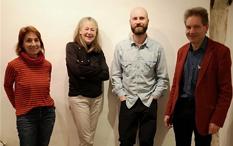 Der Vorstand des Böblinger Kunstvereins (von links): Uschi Schwaderer, Vera Reschke, Ivan Zozulya und Günter Baumann. Fabian Holzwarth, stellvertretender Vorsitzender, ist nicht mit auf dem Bild.GB-Foto: Schilpp