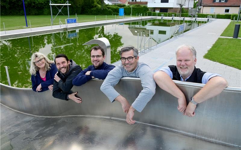 Der Vorstand des Hausemer Freibad-Fördervereins freut sich auf die Eröffnung (von rechts): Christoph Güntner (Beisitzer), Harald Witzke (2. Vorsitzender), Veit Birtel (1. Vorsitzender), Simon Wössner (Kassierer) und Ulrike Güntner (Schriftführerin). GB-Foto: Holom