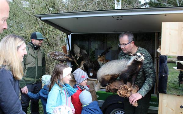 Der Waldtag mit den Jägern ist ein besonderes Erlebnis für die Jettinger Kinder. Sie tauchen ein in eine Welt, die ihnen sonst verborgen bleibt. GB-Fotos: Baum