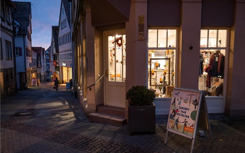 Durch Konsum etwas Gutes tun Der Weltladen in Herrenberg am Marktplatz: Seit wenigen Monaten im neuen Domizil. GB-Foto: Schmidt